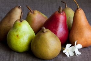 Various fresh whole pears.